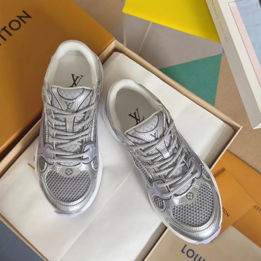 Top version: Couple model 640💰 LV Louis Vuitton L House Donkey Brand Latest Olympia Series Couple Model Silver Horn King Casual Sports Shoes Running Shoes This LV Olympia sports shoe combines mesh fabric and metallic synthetic leather and other technical fabrics to reinterpret the classic running shoe design with a neat and simple design. Lightweight EVA outsole provides a stretchy fit. Rich details such as Monogram embossing and LV letters establish recognition. Exquisite packaging at the delivery counter🛍📦 ▪️Fabric: original imported technical fabric + mesh ▪️Inner lining: original customized breathable mesh ▪️Sole: original molded rubber foam material ▪️Sole thickness: 3.5CM ▪️Size: women's 35-40 / men's 39-44